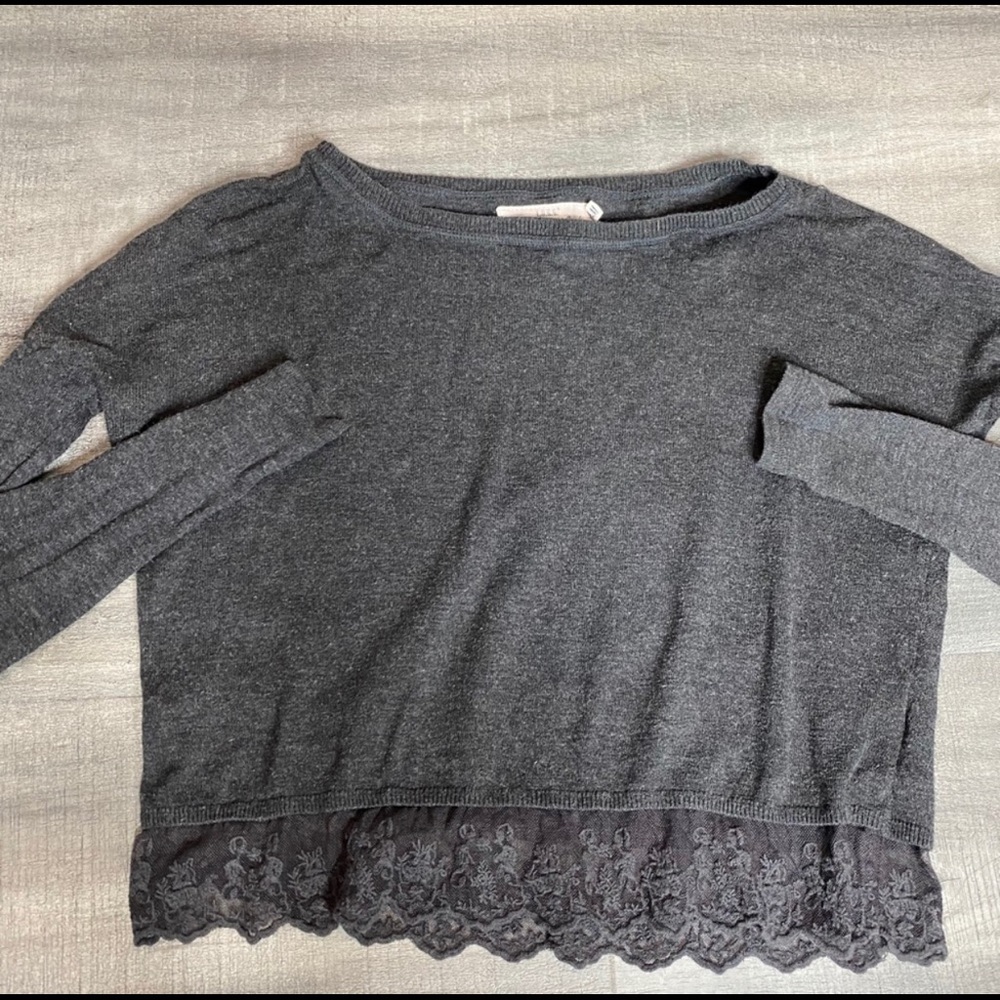 Long sleeve shirt with lace.